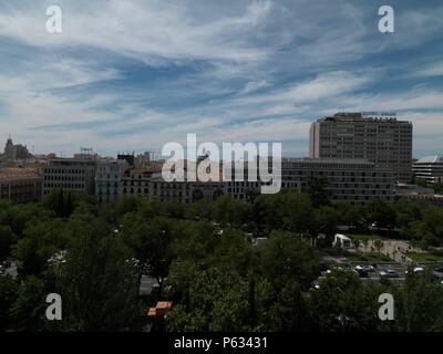 VISTAS DEL PASEO DE LA CASTELLANA ET PLAZA DE COLÓN DESDE LA BILBIOTECA NACIONAL. Banque D'Images