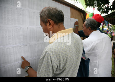 Bekasi, Indonésie. 27 Juin, 2018. Certains résidents ont également vu en regardant la liste des bureaux de vote (TPS) sites disponibles à Bekasi, dans l'Ouest de Java, le mercredi (27/06/2018). Widyo Rumpoko Crédit : Kuncoro/Pacific Press/Alamy Live News Banque D'Images