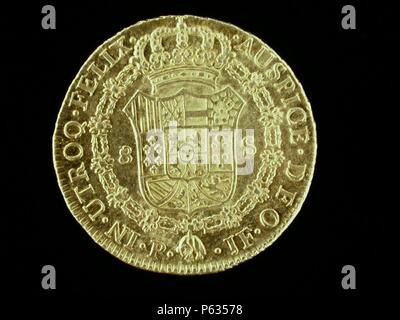 NUMISMATICA. MONEDA MODERNA. OCHO ESCUDOS DE ORO, DE CARLOS IV. REVERSO. ESCUDO DE TODAS LAS ARMAS REALES TIMBRADO DE UNA CORONA DU VRAI CON EL COLLAR DEL TOISON.1804. (MUSEO ARQUEOLOGICO NACIONAL : DEPOSITO). Banque D'Images