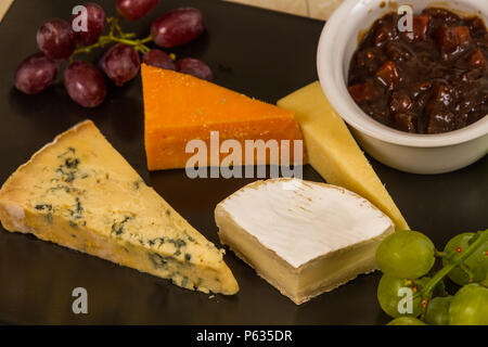 Plateau de fromages, du plateau, du fromage, red leicester, stilton, cheddar, le camembert, le raisin, le céleri, le cornichon ou chutney. Banque D'Images