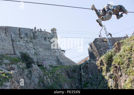 Les Marines américains avec la compagnie Bravo, 1er Bataillon, 8e Régiment de Marines, air-sol marin à des fins spéciales et Response-Africa Force-Crisis Tâche Commando français de formation des instructeurs, avec le Centre d'Entraînement Commando National manœuvrer sur equipement haute d'autres obstacles au cours d'une confiance en soi à bord du Commando National Training Centre, France, Avril 7, 2016. La formation des instructeurs commando français a mené une confiance en soi au cours d'entraînement commando réaliste avec SPMAGTF-CR-AF marines afin de pousser les limites mentales et physiques des Marines. (U.S. Marine Corps photo par le Sgt. Kassie L. Banque D'Images