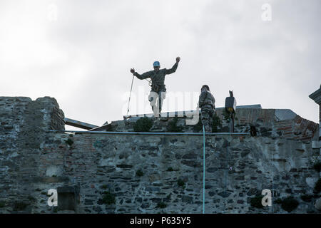 Le Corps des Marines des États-Unis. Kevin T. Horton, voies de l'artilleur avec la compagnie Bravo, 1er Bataillon, 8e Régiment de Marines, air-sol marin à des fins spéciales et Response-Africa Force-Crisis Tâche Commando français de formation des instructeurs, avec le Centre d'Entraînement Commando National manœuvrer sur des câbles et autres sauts d'obstacles un obstacle à une petite plate-forme au cours d'une confiance en soi à bord du Commando National Training Centre, France, Avril 7, 2016. Entraînement bilatéral avec les commandos français Amélioration de SPMAGTF-CR-AF de répondre aux crises en construisant la familiarité entre alliés et provid Banque D'Images