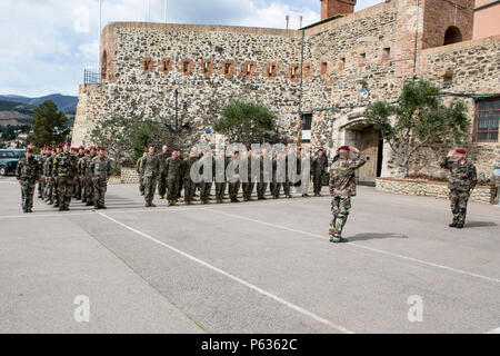Le colonel français Jean-Philippe Rollet, commandant du 1er Bataillon Commando, Commando National Training Centre, se prépare à donner aux remarques de clôture aux Marines des États-Unis avec la compagnie Bravo, 1er Bataillon, 8e Régiment de Marines, air-sol marin à des fins spéciales Groupe Force-Crisis Response-Africa au cours d'une cérémonie qui a eu lieu après la fin de l'entraînement commando français divers événements tout au long de la semaine à bord d'Fort-Miradu, France, Avril 8, 2016. Le commando français permet la formation SPMAGTF-CR-AF Marines pour former aux côtés des forces françaises et de l'échange de connaissances ainsi que de construire un partenariat qui permettra à l' Banque D'Images
