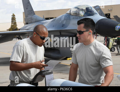 Tech. Le Sgt. Mark Nash (à gauche) et l'Aviateur Senior Robert Satter (à droite), la concurrence sur le lieu de chargement et le passage de la 56e Escadre de chasse de charge trimestriel de l'équipage du trimestre la concurrence à Luke Air Force Base, Texas, le 8 avril 2016. Nash et Satter sont membres de la Garde nationale aérienne du Texas's 149th Fighter Wing, basé à Joint Base San Antonio-Lackland, Texas, qui est actuellement à San Antonio alors que Luke Kelly subit des réparations sur le terrain de la piste. (U.S. Photo de la Garde nationale aérienne par Slt Phil Fontaine) 160408-Z-DJ352-022 Banque D'Images