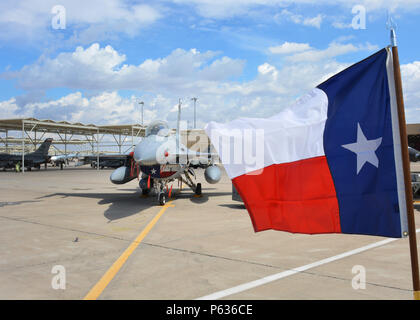 Un drapeau du Texas est affiché à côté d'un Fighting Falcon F-16 affecté à la 149e escadre de chasse de la Garde nationale du Texas Air lors de l'équipage de chargement trimestriel de la 56e escadre de chasse du quart de compétition à la base aérienne de Luke, Arizona, le 8 avril 2016. Le drapeau symbolise le patrimoine de l'État, la fierté de l'unité et l'esprit de corps tout en soutenant l'entraînement opérationnel et la préparation lors des exercices de chargement d'armes. Banque D'Images