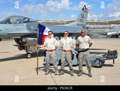 Airman Senior Robert Satter (à gauche), Tech. Le Sgt. Federico Barrios (centre) et Tech. Le Sgt. Mark Nash (à droite), les techniciens en systèmes d'armement des avions affecté à la 149e Escadre de chasse, Texas Air National Guard, debout dans un groupe suite à la partie chargement de la 56e Escadre de chasse de charge trimestriel de l'équipage du trimestre la concurrence à Luke Air Force Base, Texas, le 8 avril 2016. Le concours est un événement trimestriel qui reconnaît le haut systèmes d'armement d'aéronefs d'exploitation techniciens à Luc. 149e Escadre de chasse, basée à Joint Base San Antonio-Lackland, Texas, est actuellement à Banque D'Images