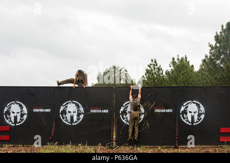 Le sergent de l'armée américaine. 1re classe Keith Batchelder et le capitaine Bert Ferguson, affecté à la 7e Groupe des forces spéciales, grimper sur un mur de 8 pieds sur le Spartan Race Course aux meilleurs Concours 2016 Rangers à Fort Mitchell, Ala., 16 avril 2016. La 33e Conférence David E. Grange Jr. meilleure concurrence Ranger 2016 est un événement de trois jours comprenant des défis que des concurrents test de santé physique, mentale, et les capacités techniques. (U.S. Photo de l'armée par le sergent. Brian Kohl/libérés) Banque D'Images