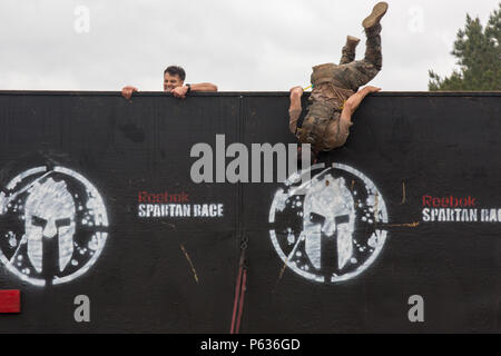 Le capitaine de l'armée américaine Dave Mathews et le 1er lieutenant Colton Barber, affecté à la 25e Division d'infanterie, grimper sur un mur de 8 pieds sur le Spartan Race Course pendant la meilleure concurrence 2016 Rangers à Fort Mitchell, Ala., 16 avril 2016. La 33e Conférence David E. Grange Jr. meilleure concurrence Ranger 2016 est un événement de trois jours comprenant des défis que des concurrents test de santé physique, mentale, et les capacités techniques. (U.S. Photo de l'armée par le sergent. Brian Kohl/libérés) Banque D'Images