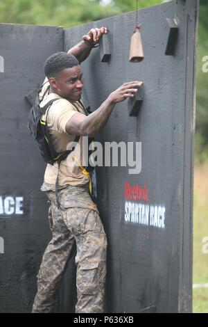 Le sergent des Rangers de l'armée américaine. Sheldon Evans, affecté à la 75e régiment de Rangers, traverse la Z-mur à la Spartan Race pendant la meilleure concurrence Rangers sur Fort Mitchell, Ala., 16 avril 2016. La 33e édition du concours 2016 Best Ranger est un événement de trois jours, composé de défis pour tester concurrent physique, mental, et les capacités techniques en l'honneur du lieutenant général David E. Grange Jr. (U.S. Photo de l'armée par la FPC. William Ploeg/libérés) Banque D'Images