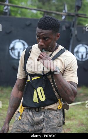 Le sergent des Rangers de l'armée américaine. Sheldon Evans, affecté à la 75e régiment de Rangers, boit de l'eau après avoir terminé l'Z-mur à la Spartan Race pendant la meilleure concurrence Rangers sur Fort Mitchell, Ala., 16 avril 2016. La 33e édition du concours 2016 Best Ranger est un événement de trois jours, composé de défis pour tester concurrent physique, mental, et les capacités techniques en l'honneur du lieutenant général David E. Grange Jr. (U.S. Photo de l'armée par la FPC. William Ploeg/libérés) Banque D'Images