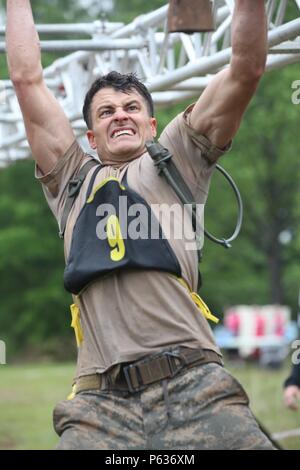 Rangers de l'armée américaine Le Capitaine Dave Mathews, affecté à la 25e Division d'infanterie, traverse les barres à la Spartan Race pendant la meilleure concurrence Rangers sur Fort Mitchell, Ala., 16 avril 2016. La 33e édition du concours 2016 Best Ranger est un événement de trois jours, composé de défis pour tester concurrent physique, mental, et les capacités techniques en l'honneur du lieutenant général David E. Grange Jr. (U.S. Photo de l'armée par la FPC. William Ploeg/libérés) Banque D'Images