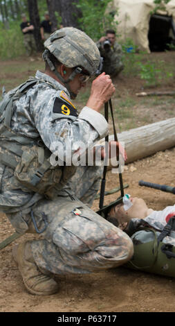 Le capitaine de l'armée américaine Dave Mathews avec la 25e Division d'infanterie, paricipate un pilote abattu en cas de reprise au cours de la 33e Conférence David E. Grange Jr. Meilleur Concours 2016 Rangers (BRC 2016) à Fort Benning, Géorgie, le 16 avril 2016. 2016 BRC est un événement de trois jours, composé de défis pour tester concurrent physique, mental, et les capacités techniques. (U.S. Photo de l'armée par le sergent. Edward Reagan/libérés) Banque D'Images