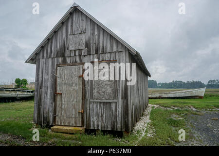 Taylor Landing, Maryland, États-Unis - 17 mai 2018 : Un vieux shack et chaloupes à Taylor Landing, un village de pêcheurs sur la baie de Johnson sur la péninsule DelMarVa. Banque D'Images