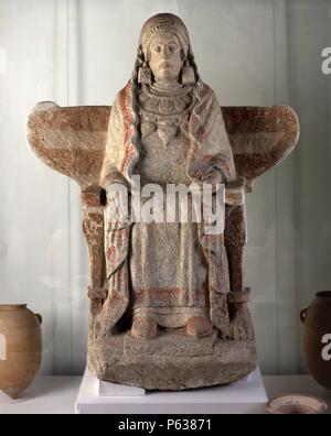 DAMA DE BAZA. ESCULTURA SEDENTE EN PIEDRA POLICROMADA. IBERICO ESCULTURA. (MUSEO ARQUEOLOGICO NACIONAL : DEPOSITO). Banque D'Images