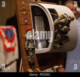 Une plaque se trouve à l'écran en l'honneur du général de l'armée américaine Ann Dunwoody (retraité) au cours de l'Airborne Awards Festival à l'Atlanta Airport Marriott Hotel, Atlanta, GA, le 16 avril 2016. La 39e Airborne Awards Festival annuel reconnaît le service actif et à la retraite de tous les soldats aéroportés services. Elle sert à étendre la fraternité de l'ethos dans l'air. (U.S. Photo de l'armée par la FPC. Sharell Madden/libérés) Banque D'Images