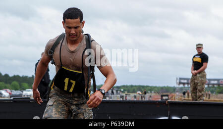 Le sergent de l'armée américaine. Carlos Mercado, affecté à la 82e Division aéroportée, sort de la fosse d'immersion pendant la course Spartan à Fort Mitchell, Ala., au cours de la meilleure compétition au camp des Rangers de Rogers, Fort Benning, en Géorgie, le 16 avril 2016. La 33e Conférence David E. Grange Jr. meilleure concurrence Ranger 2016 est un événement de trois jours, composé de défis pour tester concurrent physique, mental, et les capacités techniques. (U.S. Photo de l'armée par la CPS. Terrell Maxwell/libérés) Banque D'Images