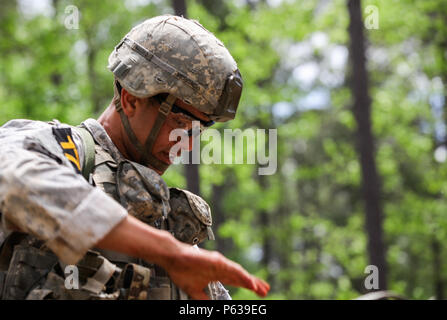 Le sergent de l'armée américaine. Carlos Mercado, affecté à la 82e Division aéroportée, prépare une simulation de victime au cours des premiers intervenants à Todds champ pendant la meilleure concurrence Rangers au Camp Rogers, de Fort Benning, Géorgie, le 16 avril 2016. La 33e Conférence David E. Grange Jr. meilleure concurrence Ranger 2016 est un événement de trois jours, composé de défis pour tester concurrent physique, mental, et les capacités techniques. (U.S. Photo de l'armée par la CPS. Terrell Maxwell/libérés) Banque D'Images