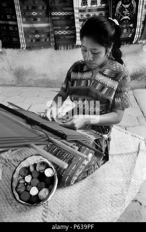 Femme autochtone traditionnelle avec l'aide d'un tissage LOOM, un bracade HUIPIL traditionnel chiffon - GUATEMALA Banque D'Images