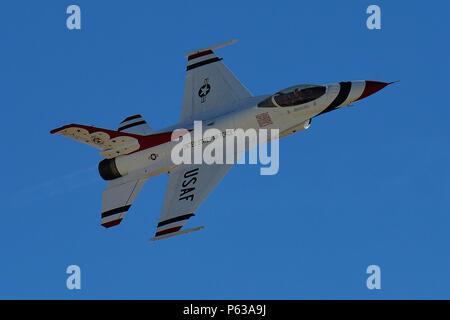 Un pilote de Thunderbird de l'US Air Force effectue un passage au-dessus de la foule lors du Thunder Over the Empire Airfest à March Air Reserve base, Californie, le 17 avril 2016. À l'aide d'un F-16 Fighting Falcon, le pilote effectue une passe à basse altitude à grande vitesse, démontrant précision, chronométrage et contrôle. La performance met en évidence la maniabilité de l'avion, les compétences des pilotes, l'expertise acrobatique et les protocoles de sécurité des spectacles aériens, offrant aux spectateurs une vision claire des capacités tactiques de l'aviation et de la coordination des équipes. Banque D'Images