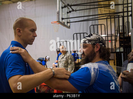 Le major (Dr.) Sean Martin, le chef de la médecine du sport avec de l'Air Force Special Operations Command bureau du Surgeon General, la retraite permet de Tech. Le Sgt. Cory Anderson, un athlète blessé-guerrier de glace, son épaule après la pratique de volleyball assis à Hurlburt Field, en Floride, le 4 avril 2016. Équipes participent dans sept sports à : tir à l'arc, vélo, tir, assis-volley-ball, natation, athlétisme, et de basket-ball en fauteuil roulant. (U.S. Photo de l'Armée de l'air par le sergent. Marleah Miller) Banque D'Images