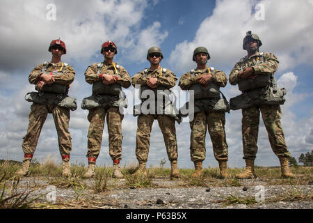 Les parachutistes de l'armée américaine, affecté à la 55e Compagnie de transmissions (Caméra Combat), de participer à une opération aéroportée, durant l'opération Skyfall nous, sur la zone de nuit Stalker, Sylvania, Ga., 11 avril 2016. Skyfall opération USA (OS-U) est une caméra de combat 982e Airborne (Compagnie de Théâtre) L'initiative de coopération en matière de sécurité. OS-U est un projet commun, de plusieurs composants, multi-latérale de la Caméra de combat d'échange d'experts en la matière qui ont lieu dans plusieurs endroits en Géorgie. OS-U fait partie d'une série qui comprend OS-Deutschland, OS-France, et OS-Kosovo. (U.S. Photo de l'armée par le Sgt. Jésus Guerrero/libérés) Banque D'Images