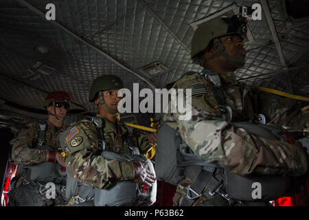 Les parachutistes de l'armée américaine, affecté à la 55e Compagnie de la Caméra de combat (Signal), attendre pour quitter un CH-47 Chinook, durant l'opération Skyfall nous, sur la zone de nuit Stalker, Sylvania, Ga., 11 avril 2016. Skyfall opération USA (OS-U) est une caméra de combat 982e Airborne (Compagnie de Théâtre) L'initiative de coopération en matière de sécurité. OS-U est un projet commun, de plusieurs composants, multi-latérale de la Caméra de combat d'échange d'experts en la matière qui ont lieu dans plusieurs endroits en Géorgie. OS-U fait partie d'une série qui comprend OS-Deutschland, OS-France, et OS-Kosovo. (U.S. Photo de l'armée par le Sgt. Jésus Guerrero/libérés) Banque D'Images