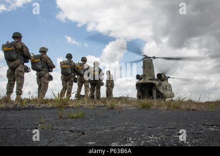 Les parachutistes de l'Armée américaine à bord d'un CH-47 Chinook, lors de l'opération Skyfall nous, sur la zone de nuit Stalker, Sylvania, Ga., 11 avril 2016. Skyfall opération USA (OS-U) est une caméra de combat 982e Airborne (Compagnie de Théâtre) L'initiative de coopération en matière de sécurité. OS-U est un projet commun, de plusieurs composants, multi-latérale de la Caméra de combat d'échange d'experts en la matière qui ont lieu dans plusieurs endroits en Géorgie. OS-U fait partie d'une série qui comprend OS-Deutschland, OS-France, et OS-Kosovo. (U.S. Photo de l'armée par le Sgt. Jésus Guerrero/libérés) Banque D'Images