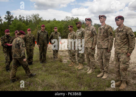 Les parachutistes de l'armée américaine, affecté à la 55e Compagnie de la Caméra de combat (Signal), se préparer à obtenir des ailes de saut allemand a accordé, au cours de l'opération Skyfall nous, sur la zone de nuit Stalker, Sylvania, Ga., 11 avril 2016. Skyfall opération USA (OS-U) est une caméra de combat 982e Airborne (Compagnie de Théâtre) L'initiative de coopération en matière de sécurité. OS-U est un projet commun, de plusieurs composants, multi-latérale de la Caméra de combat d'échange d'experts en la matière qui ont lieu dans plusieurs endroits en Géorgie. OS-U fait partie d'une série qui comprend OS-Deutschland, OS-France, et OS-Kosovo. (U.S. Photo de l'armée par le Sgt. Jésus Guerrero/libérés) Banque D'Images