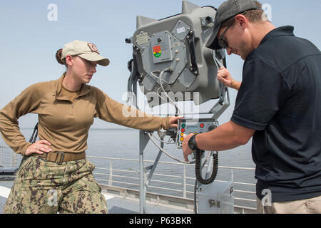 Un Boatswain's Mate de l'US Navy a mené une formation sur le dispositif acoustique à longue portée (LRAD) à bord du navire de transport rapide expéditionnaire USNS Spearhead (T-EPF 1) près de Douala, Cameroun, le 5 avril 2016. Le LRAD est un dispositif de héliport acoustique utilisé pour les communications à longue portée et les signaux d'avertissement. La formation comprenait l'utilisation des dispositifs, la projection des signaux, les procédures de sécurité à bord des navires, la coordination des équipes et des exercices d'interopérabilité dans le cadre de la Station du Partenariat pour l'Afrique afin de soutenir les programmes internationaux de sécurité maritime et de renforcement des capacités. Banque D'Images
