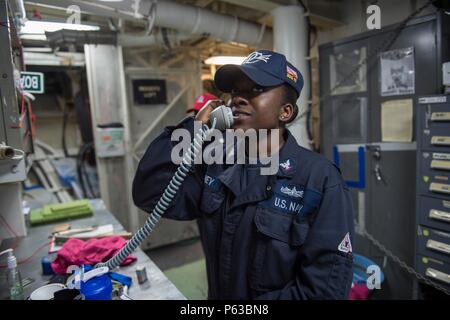 160405-N-TC720-145 MER BALTIQUE (5 avril 2016) - Maître de Manœuvre 3 Classe Lashawn Loney, du Bronx, New York, rapporte un incendie simulé à bord de l'USS Donald Cook (DDG 75) lors d'un incendie en mer le 5 avril 2016 de forage. Donald Cook, une classe Arleigh Burke destroyer lance-missiles déployés avant, à Rota, Espagne effectue une patrouille de routine dans le domaine de la flotte des États-Unis 6e des opérations à l'appui des intérêts de sécurité nationale des États-Unis en Europe. (U.S. Photo par marine Spécialiste de la communication de masse 2e classe Mat Murch/libérés) Banque D'Images