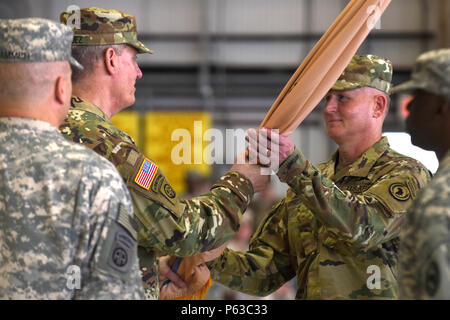 L'ARMÉE AMÉRICAINE Le Général David M. Rodriguez, U.S. Africa Command commandant général, transmet la force opérationnelle combinée Force-Horn de l'Afrique d'un drapeau à Brigue. Le général Kurt Sonntag au cours d'une cérémonie de passation de commandement le 13 avril 2016, au Camp Lemonnier, Djibouti. L'adoption du drapeau signifiait le changement de commandement entre le major-général Mark Balbutier à Sonntag, comme la CJTF-HOA Commandant général. (U.S. Photo de l'Armée de l'air par le sergent. Kate Thornton) Banque D'Images