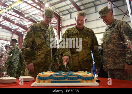 (À partir de la gauche) de l'armée américaine le Général David M. Rodriguez, U.S. Africa Command général commandant, le brigadier. Le général Kurt Sonntag, nouveau Joint Task Force-Horn de commandant général de l'Afrique, et le Major Général Mark bégayer, au départ CJTF-HOA commandant général, couper un gâteau lors de la cérémonie de passation de commandement de la réception d'après-13 avril 2016, au Camp Lemonnier, Djibouti. Les membres du service, les diplomates et les invités ont assisté à la cérémonie et a rencontré le nouveau commandant. (U.S. Photo de l'Armée de l'air par le sergent. Kate Thornton) Banque D'Images