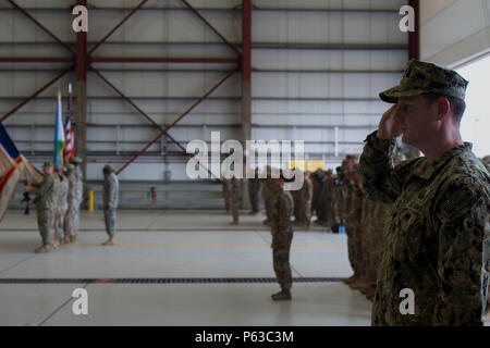 Les membres du Groupe de l'Afrique Force-Horn saluer alors que les États-Unis et les hymnes nationaux djiboutiens jouer pendant la CJTF-HOA cérémonie de passation de commandement le 13 avril 2016, au Camp Lemonnier, Djibouti. Le brigadier de l'armée américaine. Le général Kurt Sonntag a pris le commandement de la CJTF-HOA du commandant précédent, le général Mark bégayer. (U.S. Photo de l'Armée de l'air par le sergent. Eric Summers Jr.) Banque D'Images