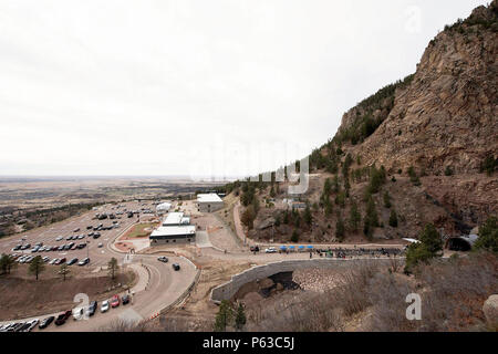 CHEYENNE MOUNTAIN AIR FORCE STATION, Colorado - Les membres de la communauté militaire et assister à la cérémonie commémorative du 50e anniversaire à Cheyenne Mountain Air Force Station, 15 avril 2016. Après près de cinq années de construction, Cheyenne Mountain Air Force Station a été déclaré pleinement opérationnel le 20 avril 1966. AFS de Cheyenne Mountain, est administré par le 21ème Space Wing à la base aérienne Peterson, et exploité par le Groupe de soutien de mission 721e. (U.S. Photo de l'Armée de l'air par le sergent. Tiffany DeNault) Banque D'Images