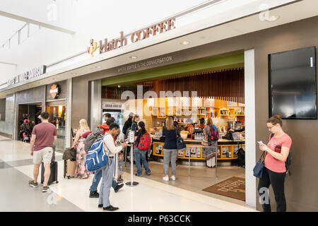 Personnes debout à l'avant du café Klatch au terminal 7 de l'aéroport international de Los Angeles LAX Banque D'Images