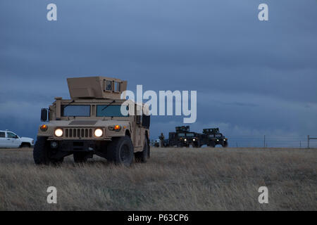 Humvee rempli de 90e Groupe des forces de sécurité humains restera inactif après la fin d'un exercice le 14 avril 2016, dans la F.E. Warren Air Force Base, Wyo., complexe de missiles. La 90e Escadre de la Force aérienne et antimissile Global Strike Command mener les opérations et exercices de formation sur une base régulière afin de s'assurer forces canadiennes sont prêtes à effectuer des opérations d'intervention. (U.S. Air Force Photo de Kim Lan) Banque D'Images