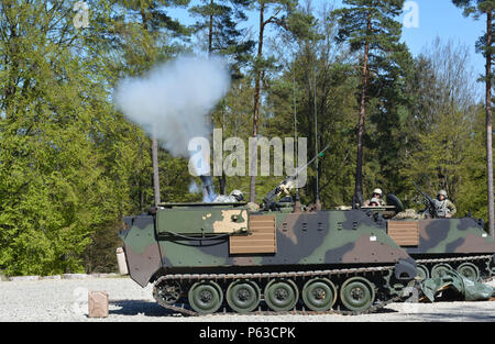 Troopers du 5e Escadron, 7e régiment de cavalerie fire 120 mm de mortier sur la zone d'entraînement Grafenwoehr, Allemagne Le 20 avril dans le cadre d'un programme de formation et d'évaluation de mortier pour se préparer à exercer Anakonda 16. Anakonda 16 est un exercice dirigé par-polonaise ayant lieu en Pologne du 7 au 17 juin avec plus de 25 000 participants de 24 nations, le soutien de la qualité et des mesures de dissuasion en faisant preuve de capacités de défense à déployer, de la masse et de soutenir la lutte contre le pouvoir. Banque D'Images
