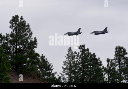 Deux F-16 Fighting Falcon, 140e Wing, Colorado Air National Guard effectuer un survol au cours de la cérémonie du 50e anniversaire à Cheyenne Mountain Air Force Station, 15 avril 2016. Depuis sa création au cours de la guerre froide par la guerre contre le terrorisme, Cheyenne Mountain a reste critique à la mission de défense et de contrôle commande pour fournir la nation depuis 1966. AFS de Cheyenne Mountain, est administré par le 21ème Space Wing à la base aérienne Peterson, et exploité par le Groupe de soutien de mission 721e. (U.S. Air Force photo par un membre de la 1re classe Dennis Hoffman) Banque D'Images