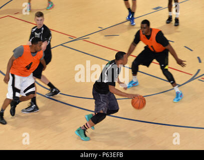 Exzavior Senior Airman Webb, 2e Escadron de communication de la garde de tir, à la recherche de l'homme ouvert, pendant un match de basket-ball championnat à base aérienne de Barksdale, en Louisiane, le 14 avril 2016. La 2ème équipe CS a terminé la saison régulière avec un dossier de 9-3 et une équipe invaincue et favori du championnat sur son chemin pour le jeu final de la saison. (U.S. Air Force photo/Navigant de première classe Curt Beach) Banque D'Images