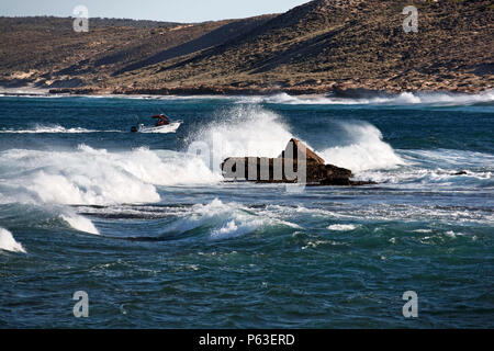 Petit bateau dans une mer difficile, l'ouest de l'Australie Kalbarri Banque D'Images