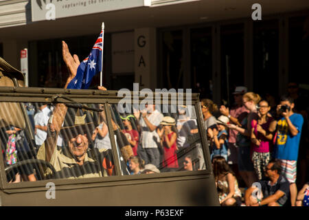 Un vétéran de l'armée australienne des vagues à la foule pour l'Australian and New Zealand Army Corps Day Parade à Darwin, Territoire du Nord, Australie, le 25 avril 2016. L'ANZAC day commémore l'anniversaire de l'atterrissage de l'Australian and New Zealand Army Corps sur les rives de Gallipoli pendant la Première Guerre mondiale et est devenu une maison de vacances en Australie et Nouvelle-Zélande en hommage aux anciens combattants. La Force de rotation avec Marine marines - Darwin a honoré la maison de vacances en marchant dans la parade et participant à la cérémonie. MRF-D permet aux Marines américains et des membres de la Force de défense australienne de se connaître" Banque D'Images