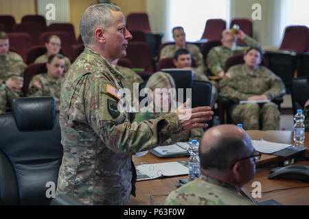 Un soldat américain du 18e Bataillon de soutien au combat des soldats des mémoires sur les événements de rotation de jonction Sabre 2016 tout en menant une analyse après action Sabre au cours de l'exercice à la sortie 16 de l'armée américaine multinationale interarmées (Centre de préparation) JMRC en Hohenfels, Allemagne, le 20 avril 2016. Sortie 16 Sabre de l'armée américaine est la 173e Brigade aéroportée de l'Europe centre de formation de combat de l'exercice de certification, qui aura lieu à l'JMRC en Hohenfels, Allemagne, Mars 31-avr. 24, 2016. L'exercice est conçu pour évaluer le niveau de préparation de l'Armée de l'Europe pour mener des brigades de combat terrestre unifiée o Banque D'Images