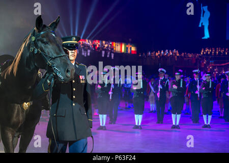 Le Soldat de première classe de l'armée américaine, de l'armée américaine glousser Cody Troisième Infantry, promenades de côté son cheval au cours de la 20e édition du Virginia International Tattoo (VIT), Norfolk, en Virginie, le 20 avril 2016. Une fois par an, la combine de vit et interprètes de bandes à travers le monde pour un spectacle dont la musique, la marche, et de la danse. Avec plus de 1 400 participants de huit pays allié, organismes militaires et civils travaillent ensemble en tant qu'écran de la culture internationale et l'unité. (U.S. Marine Corps photo par le Cpl. Timothy Turner/libérés) Banque D'Images