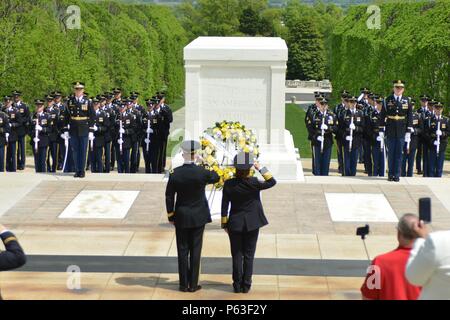 Les fonctionnaires de l'armée américaine et de la police Amtrak rendent hommage lors d'une cérémonie de dépôt de gerbes au Tomb of the Unknown Soldier dans le cimetière national d'Arlington le 25 avril 2016. La cérémonie met en lumière la coordination interinstitutions, commémore les militaires tombés au combat et défend les traditions cérémonielles tout en maintenant la sécurité et le respect au mémorial. Banque D'Images