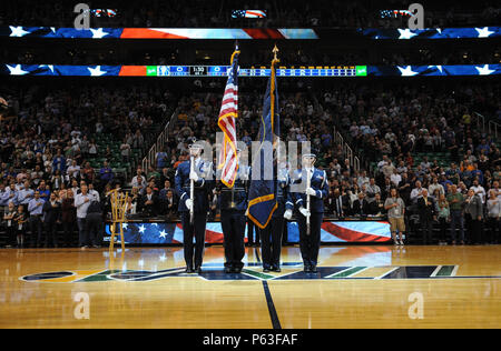 Le Utah Air National Guard de l'équipe de la garde d'honneur présente les couleurs au cours de l'Utah Jazz jeu 11 avril 2016, à la Maison Intelligente Vivint Arena à Salt Lake City. L'équipe de la garde d'Honneur a permis le lancement de 12 matches à domicile cette saison. (U.S. Photo de la Garde nationale aérienne Aviateur Senior Colton Elliott/libérés) Banque D'Images