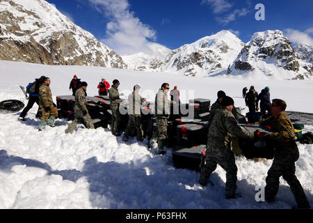 Les soldats de la Compagnie B, 1er Bataillon, 52e Régiment d'Aviation à décharger du matériel et des fournitures à partir d'un hélicoptère CH-47F Chinook après l'atterrissage sur le Glacier Kahiltna. Trois équipages de l'aviation en Alaska l'armée américaine Groupe d'étude a passé la semaine à Talkeetna, Alaska, la formation en haute altitude de vol dans la chaîne de l'Alaska. La mission pour le dimanche, 24 Avril inclus poursuivent un partenariat de longue date avec le National Park Service navette pour le matériel et les fournitures nécessaires pour le Service des parcs camp de base sur le Glacier Kahiltna pour la prochaine saison d'escalade sur Denali. (Photo de l'Armée/John Pennell) Banque D'Images