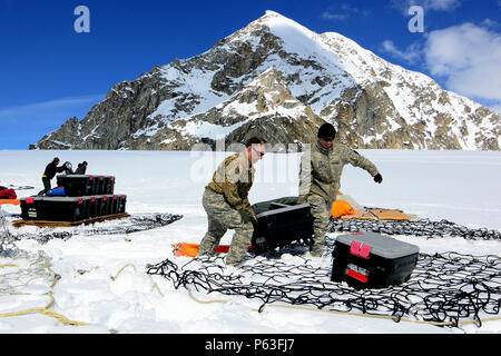 L'Adjudant-chef 3 Kirk Donovan (à gauche) et l'Adjudant-chef 3 Murray, la Compagnie B, 1er Bataillon, 52e Régiment d'Aviation à décharger du matériel et des fournitures à partir d'un hélicoptère CH-47F Chinook après l'atterrissage sur le Glacier Kahiltna. Trois équipages de l'aviation en Alaska l'armée américaine Groupe d'étude a passé la semaine à Talkeetna, Alaska, la formation en haute altitude de vol dans la chaîne de l'Alaska. La mission pour le dimanche, 24 Avril inclus poursuivent un partenariat de longue date avec le National Park Service navette pour le matériel et les fournitures nécessaires pour le Service des parcs camp de base sur le Glacier Kahiltna pour la prochaine Banque D'Images