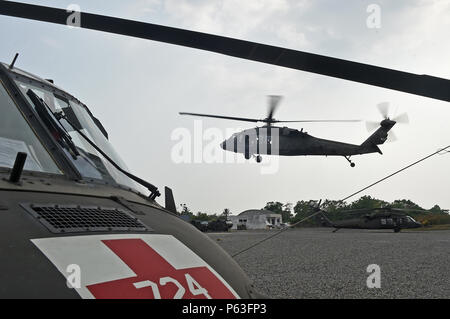 COATEPEQUE, Guatemala - Tennessee National Guard, le général Terry Haston, New York de l'adjudant général, prend son envol à bord d'un nouveau Hampshire National Guard UH-60 Black Hawk après une visite à Washington les soldats de la Garde nationale le 20 avril 2016 à au-delà de l'Horizon Task Force Red Wolf Base avancée Bravo, au Guatemala. Haston a rencontré des soldats de New York des unités de la Garde nationale qui ont permis de construire trois nouvelles cliniques médicales et deux nouvelles écoles pour les habitants du Guatemala. (U.S. Photo de l'Armée de l'air par la Haute Airman Dillon Davis/libérés) Banque D'Images