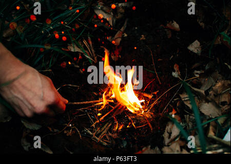 Le s.. Justin Bender, 374e Escadron de soutien de survie, évasion, résistance et s'échapper, spécialiste construit un feu dans un foyer à Tama Hills Recreation Area, Japon, le 21 avril 2016. Les pilotes doivent compléter avec succès la survie, évasion, résistance et échapper à une formation de recyclage tous les trois ans pour rester à jour avec un éventail de techniques de survie. (U.S. Photo de l'Armée de l'air par la Haute Airman Delano Scott/libérés) Banque D'Images