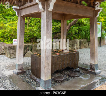 Fontaine de purification rituelle à un Temple japonais - TOKYO / JAPON - 12 JUIN 2018 Banque D'Images